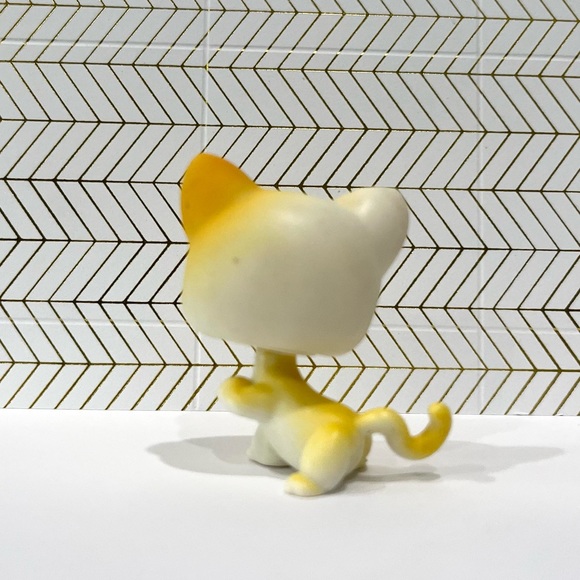 Littlest Pet Shop LPS White and Yellow Cat with Paw up #73 - Picture 4 of 4